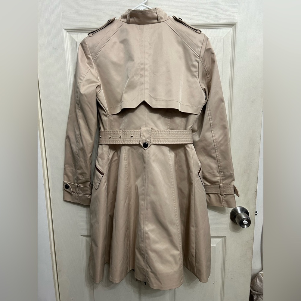 Cole Haan trench coat 🧥 beige color women’s size small pockets and belt - Picture 5 of 6
